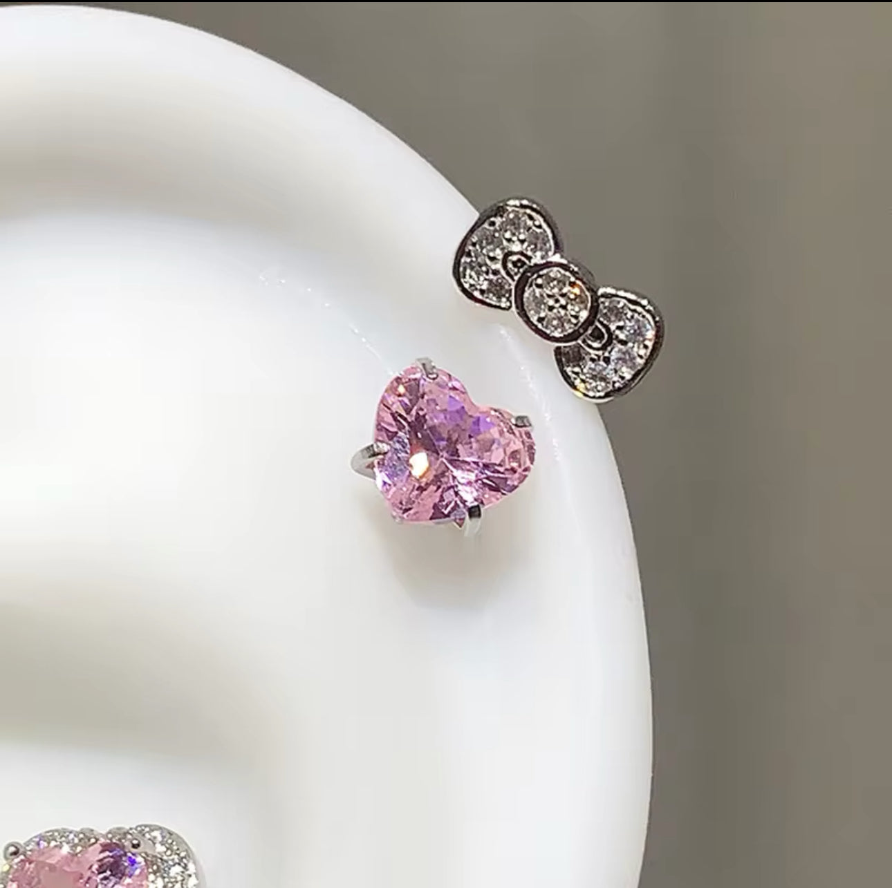 hello kitty helix earring